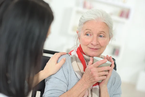 Старшая женщина утешается врачом — стоковое фото