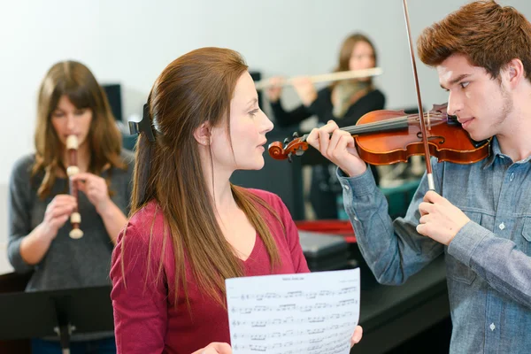 Learning to play the violin — Stock Photo, Image