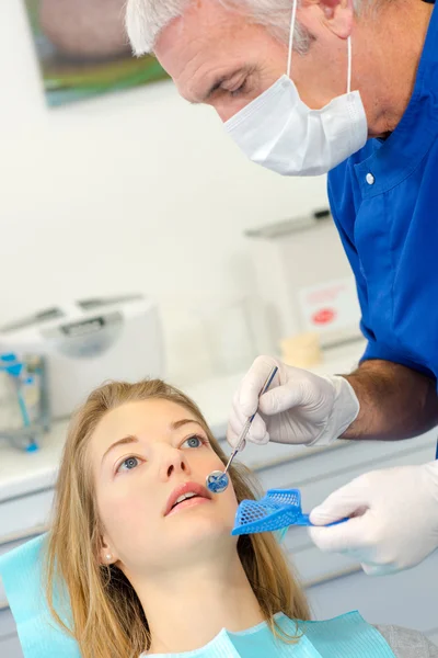 Donna ad un appuntamento dentale — Foto Stock