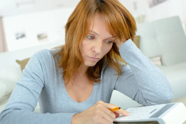 Женщина с помощью калькулятора, стресс — стоковое фото
