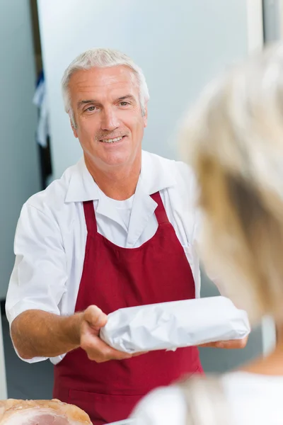 Uomo che serve pane avvolto — Foto Stock