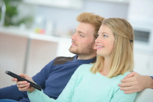 Glückliches junges Paar vor dem Fernseher — Stockfoto