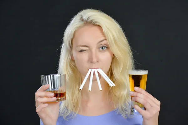 Блондинка курит и пьет — стоковое фото