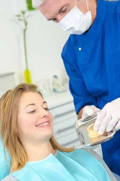 Zubař s pacientku — Stock fotografie