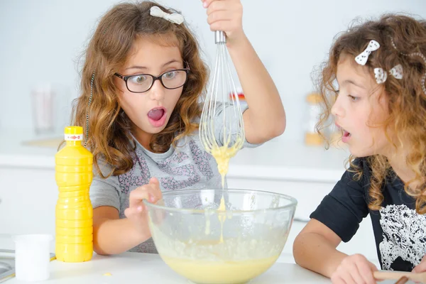 İki küçük kız eğleniyor pişirme — Stok fotoğraf