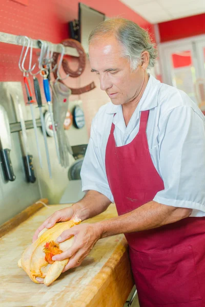 Metzger bereitet ein Huhn zu — Stockfoto