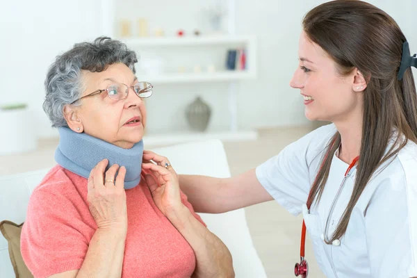 Megsérült idős hölgy visel egy nyak-zárójel — Stock Fotó