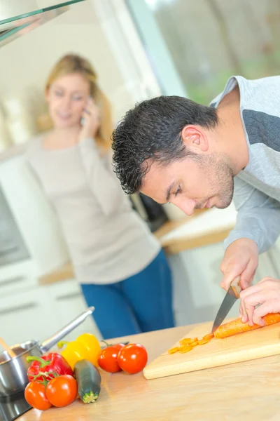 Koppel een maaltijd koken — Stockfoto