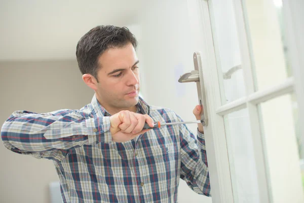 Homme à tout faire installant une nouvelle porte — Photo