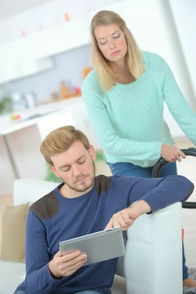 Boyfriend not pulling his weight — Stock Photo, Image