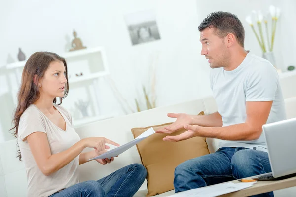 Couple arguing over bills — Stock Photo, Image