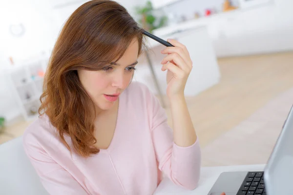 Woman studying from home — Stok fotoğraf