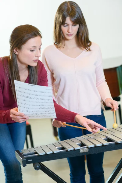 Woman being taught the xylophone — Stock Photo, Image