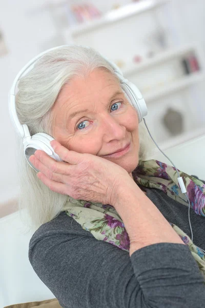 Señora mayor con auriculares — Foto de Stock