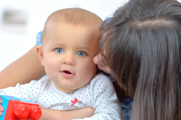 Moeder omarmt baby — Stockfoto