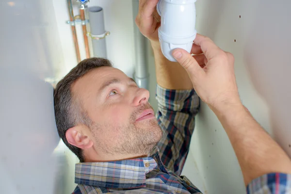 Making sure a pipe is tightly sealed — Stock Photo, Image