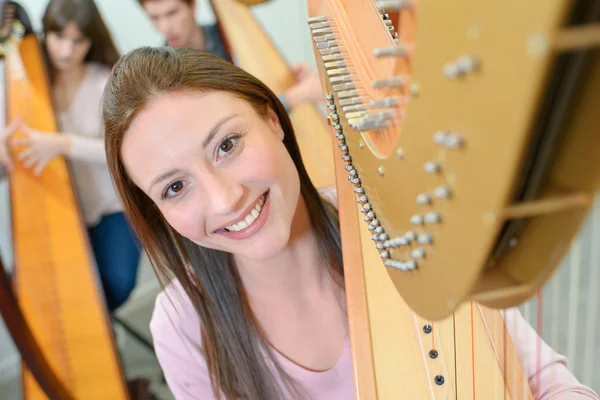 Mulher tocando harpa na aula — Fotografia de Stock