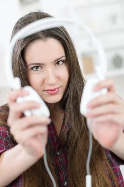 Brünette hört zu Hause Musik — Stockfoto