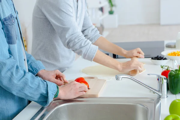 Homem preparando um molho de tomate — Fotografia de Stock