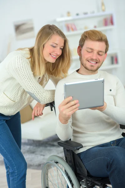 Casal não pode obter o suficiente de seu tablet — Fotografia de Stock