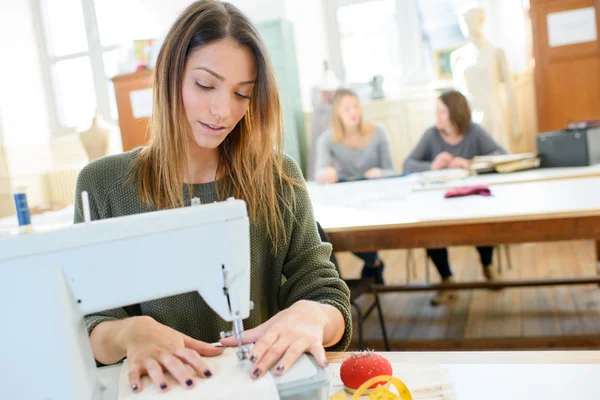 Жінка використовує швейну машинку в класі — стокове фото