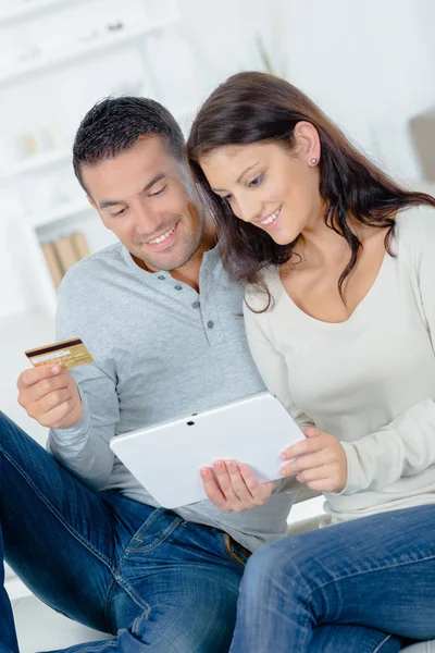 Couple making an on-line purchase — Stock Photo, Image