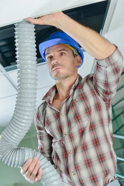 Electricistas trabajando en una escotilla de techo —  Fotos de Stock