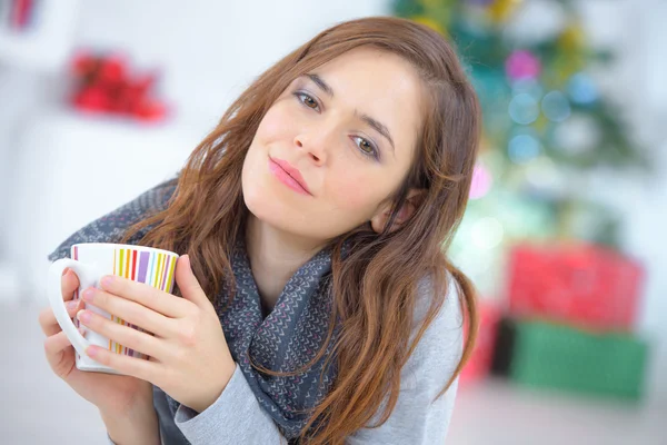 Donna sdraiata sul pavimento con una tazza di caffè — Foto Stock