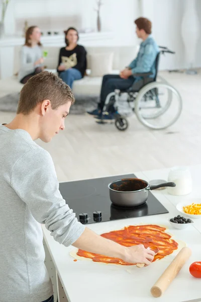 Mann bereitet Tomatensauce zu — Stockfoto