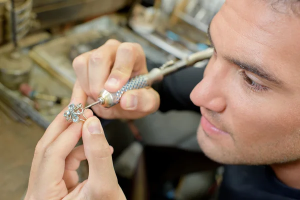 Gioielliere esperto che ripara un anello — Foto Stock