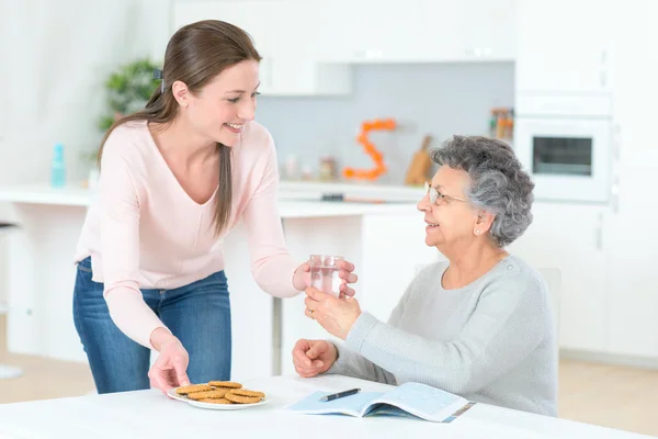 Senior dam måste ta sin piller — Stockfoto