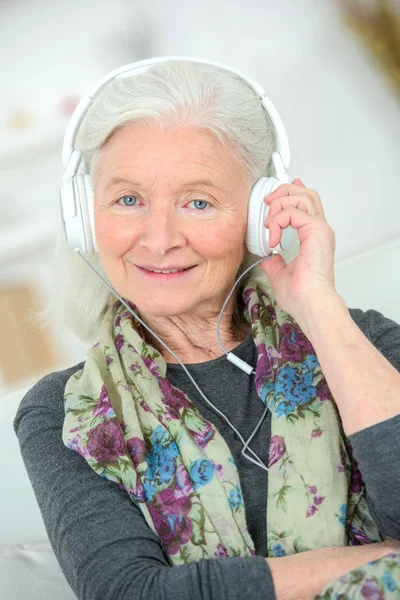 Stará dáma miluje hudbu — Stock fotografie