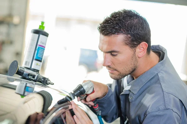 Mechanic schoonmaken van een klant s auto — Stockfoto