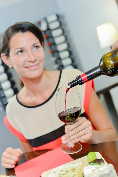 Versare il vino per una signora — Foto Stock