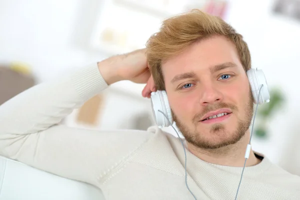 Man lyssnar på musik — Stockfoto