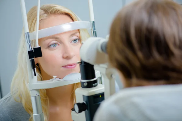 Mujer teniendo prueba ocular —  Fotos de Stock