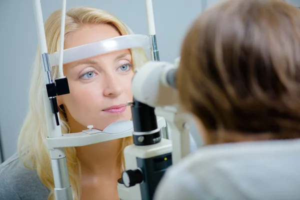 Woman having eye test — Stock Photo, Image