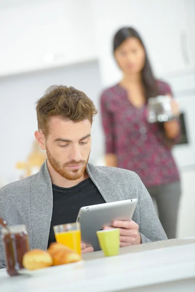 Beim Frühstück seine E-Mails checken — Stockfoto