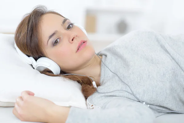 Vrouw ontspannen naar sommige muziek — Stockfoto