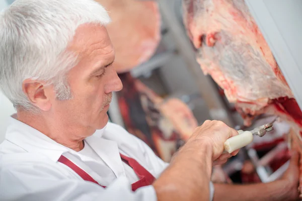 Macellaio che prepara carne — Foto Stock