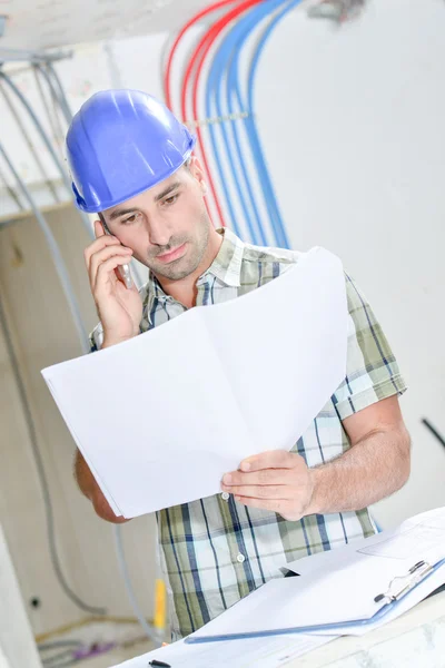 Building consulting plans on telephone — Stock Photo, Image