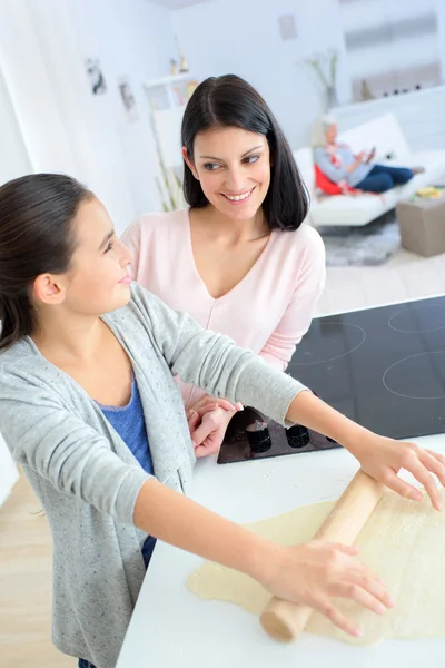 Mother and daughter baking — Stock Photo, Image