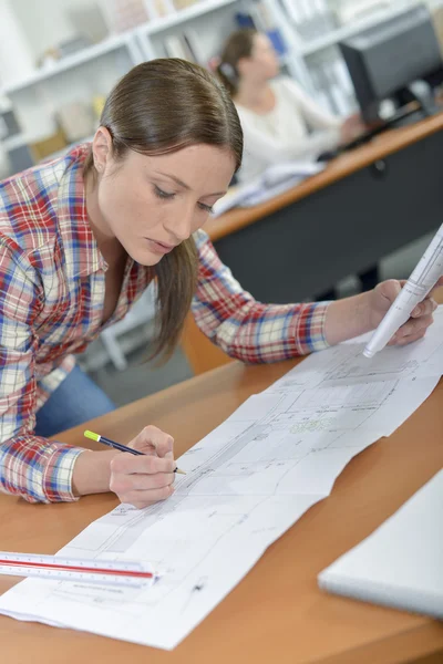 Female architect in the office — Stock Photo, Image