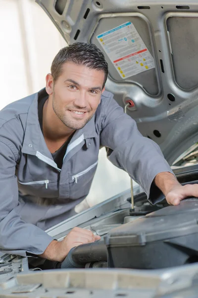 Mechaniker stand neben einem Auto — Stockfoto