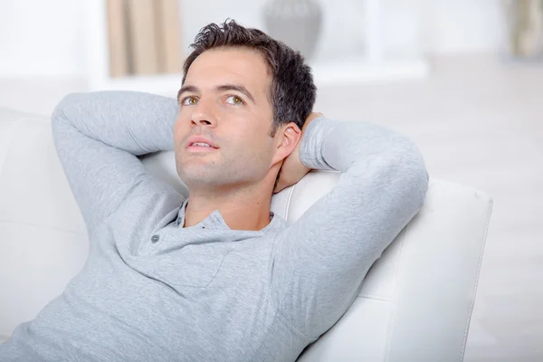 Homem relaxante em seu sofá — Fotografia de Stock