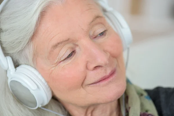 Vieille dame aime écouter de la musique — Photo