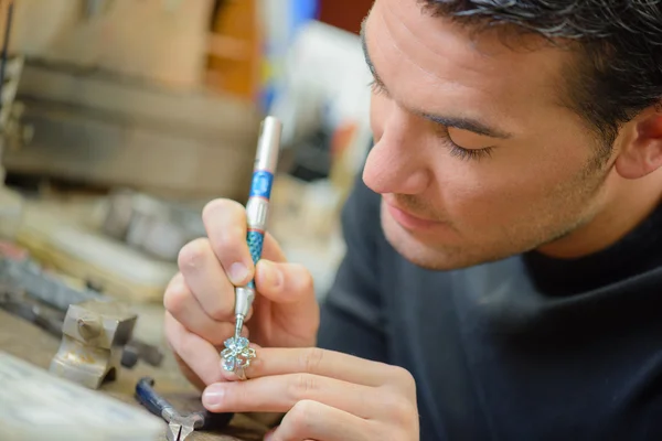 Man making jewellery — Stock Photo, Image