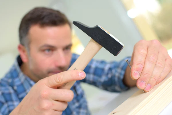 Een nagel hameren — Stockfoto