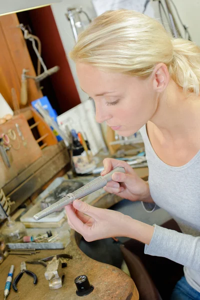 Juwelier in haar atelier — Stockfoto