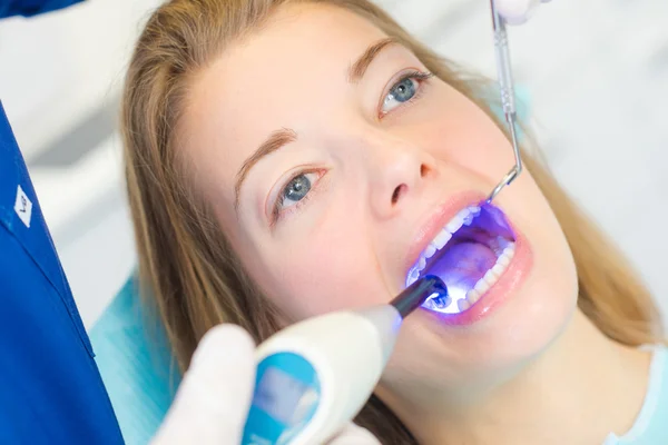 Mujer en una cita dental — Foto de Stock